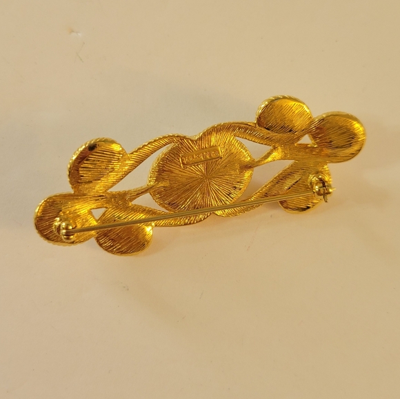 Vintage Monet Brooch Goldtone Faux Pearl - Picture 2 of 5